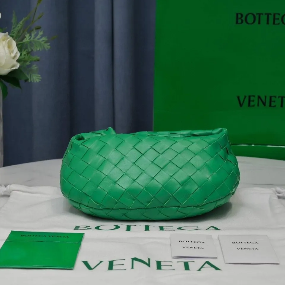 Batch 1120 BV Bottega Veneta's new early spring women's MINI JODIE handbag BV bag 🔥The new method is based on the original rounded corners, knotted with classic woven leather round hobo bag, The most iconic triangular pull-out design, using sheepskin draped soft shape, is super suitable for concave shapes~ Jodie feels really gentle to people, and is definitely the best item for daily matching. It has the same weave, new elements and twists, is compact and versatile, and is the new favorite of street style Internet celebrities! Dimensions: 23x28x8 Model: 6699-1